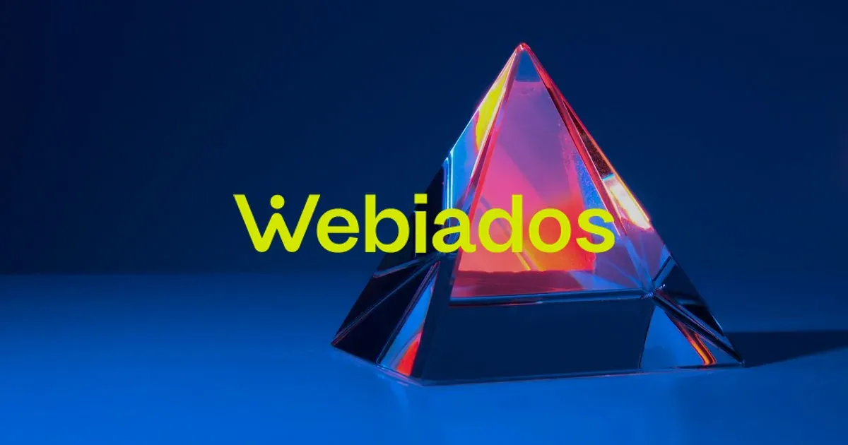 Portada del artículo con una pirámide de vidrio rosa translúcida sobre fondo azul oscuro y el logotipo Webiados